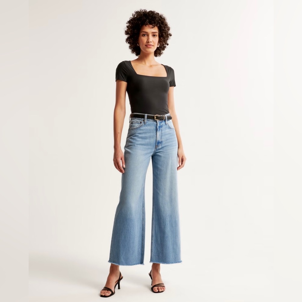 Abercrombie & Fitch-High Rise Cropped Wide Leg Jean-Med wash-raw edge-26 Short